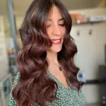 Foto di donna con capelli lunghi castano scuro mogano o violino