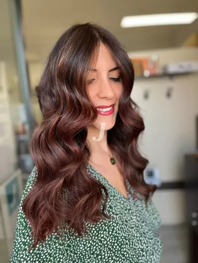 Foto di donna con capelli lunghi castano scuro mogano o violino