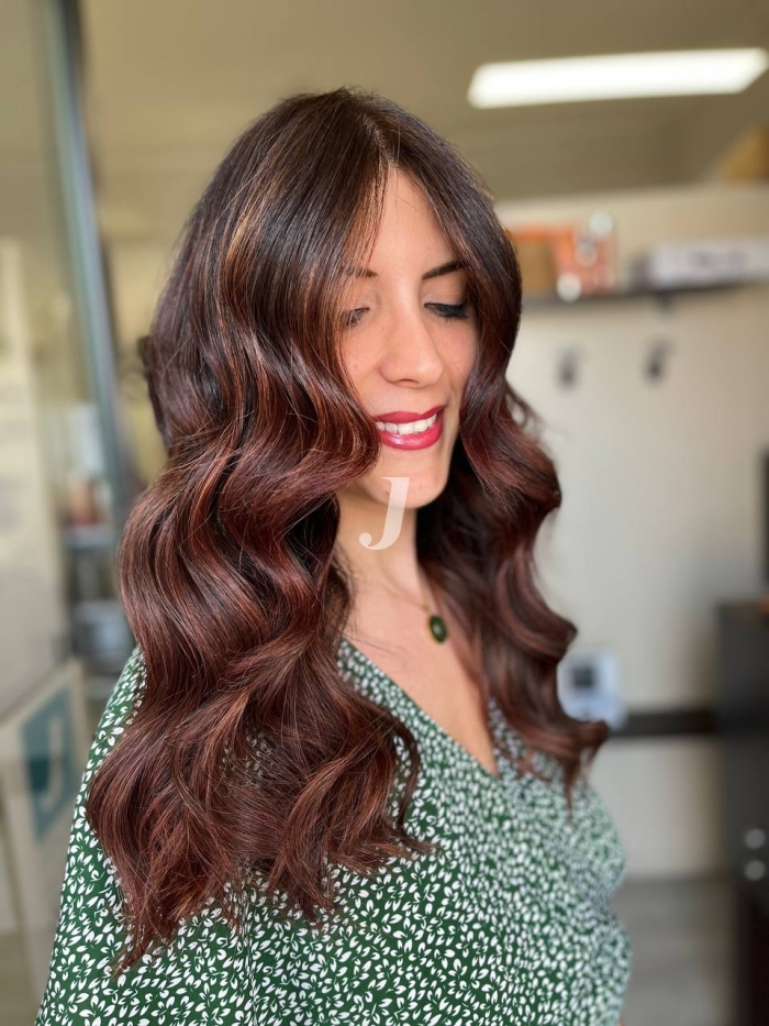 Foto di donna con capelli lunghi castano scuro mogano o violino