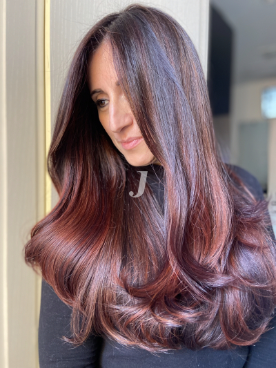 Foto di donna con capelli lunghi castano scuro mogano o violino