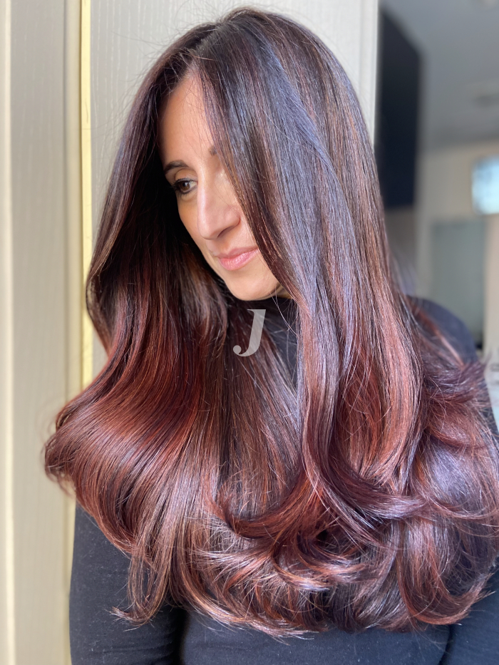 Foto di donna con capelli lunghi castano scuro mogano o violino