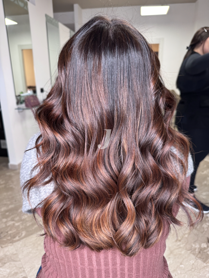 Foto di donna con capelli lunghi castano scuro mogano o violino