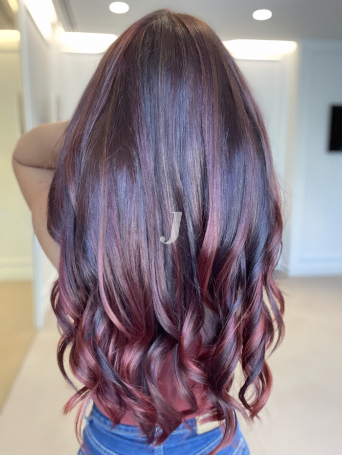 Foto di donna con capelli lunghi castano scuro mogano o violino