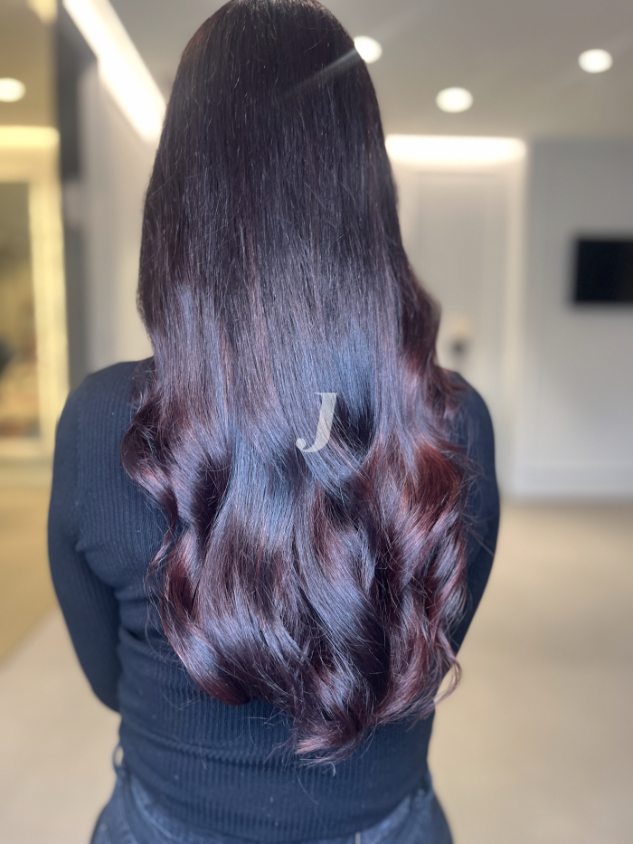 Foto di donna con capelli lunghi castano scuro mogano o violino