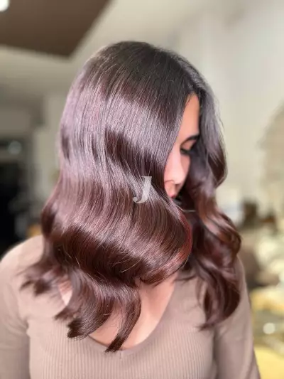 Foto di donna con capelli lunghi castano scuro mogano o violino