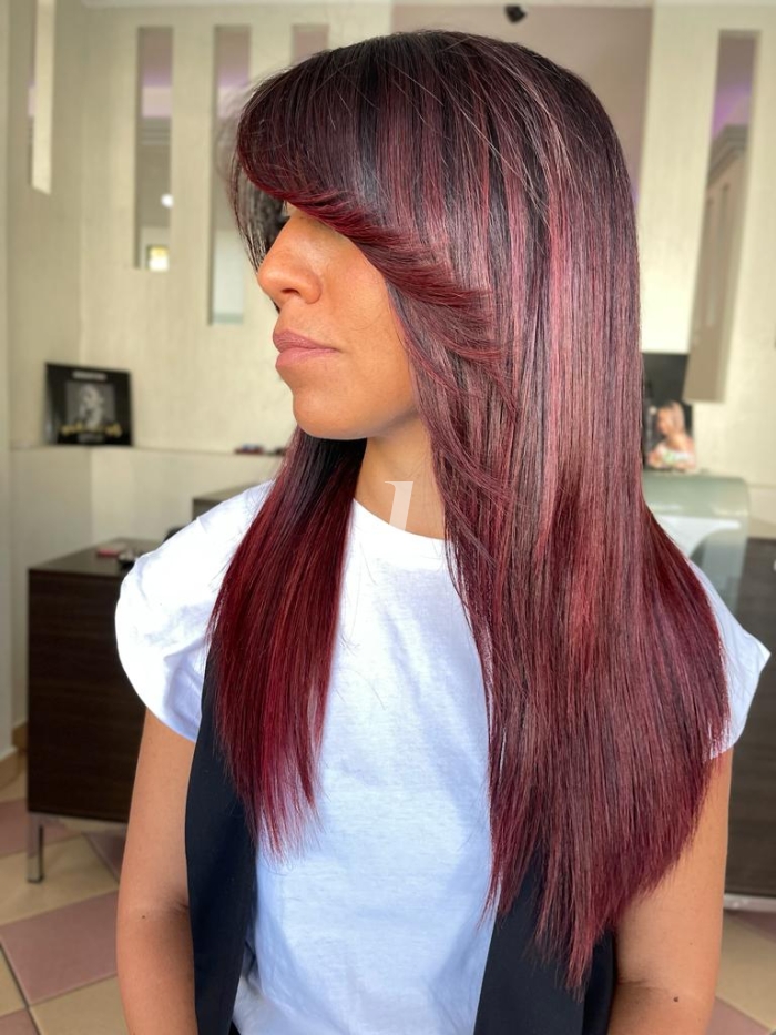 Foto di donna con capelli lunghi castano scuro mogano o violino