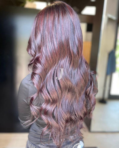 Foto di donna con capelli lunghi castano scuro mogano o violino