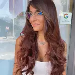 Foto di donna con capelli lunghi castano scuro mogano o violino