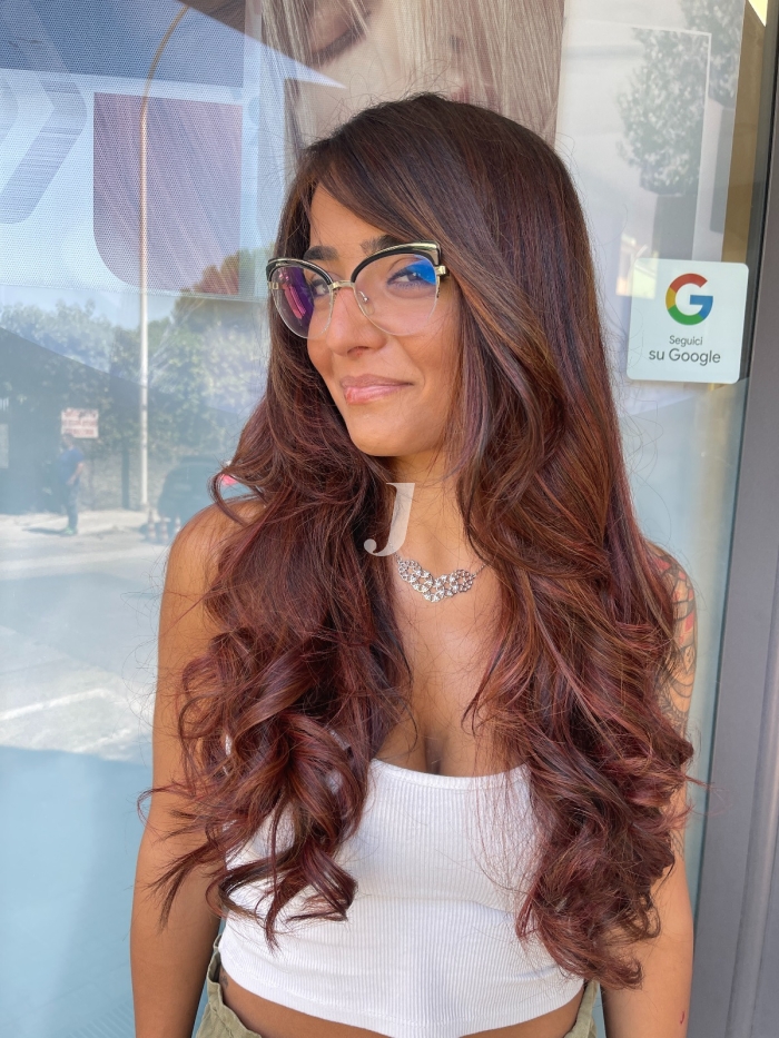 Foto di donna con capelli lunghi castano scuro mogano o violino