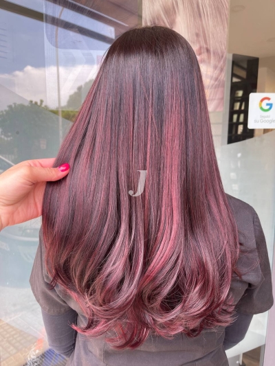 Foto di donna con capelli lunghi castano scuro mogano o violino