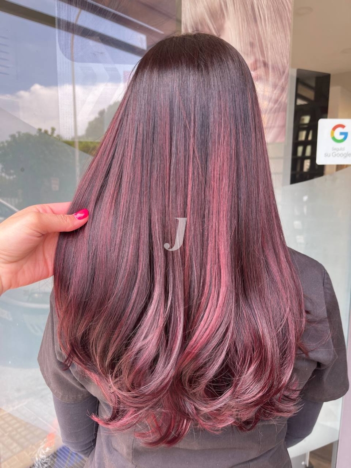 Foto di donna con capelli lunghi castano scuro mogano o violino