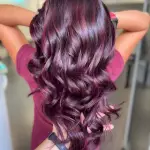 Foto di donna con capelli lunghi castano scuro mogano o violino