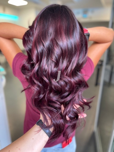 Foto di donna con capelli lunghi castano scuro mogano o violino