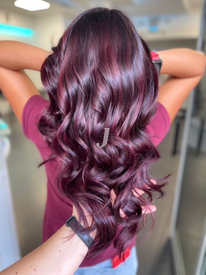 Foto di donna con capelli lunghi castano scuro mogano o violino