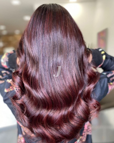 Foto di donna con capelli lunghi castano scuro mogano o violino