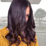 Foto di donna con capelli lunghi castano scuro mogano o violino