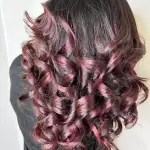 Foto di donna con capelli lunghi castano scuro mogano o violino