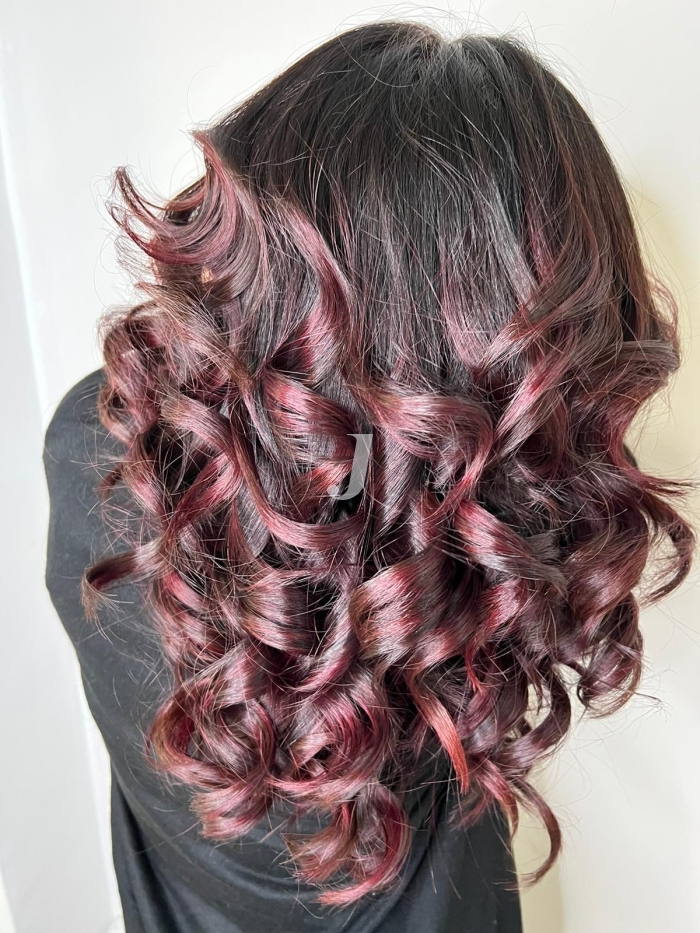 Foto di donna con capelli lunghi castano scuro mogano o violino