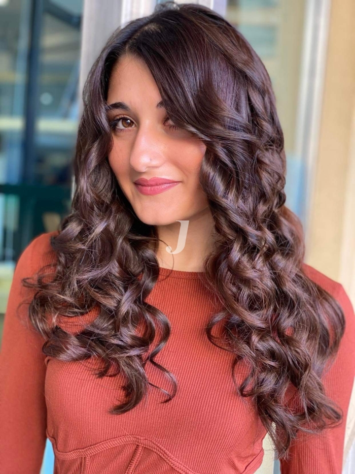 Foto di donna con capelli lunghi castano scuro mogano o violino