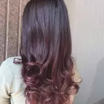 Foto di donna con capelli lunghi castano scuro mogano o violino