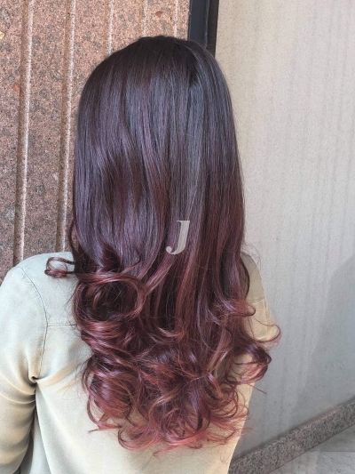 Foto di donna con capelli lunghi castano scuro mogano o violino