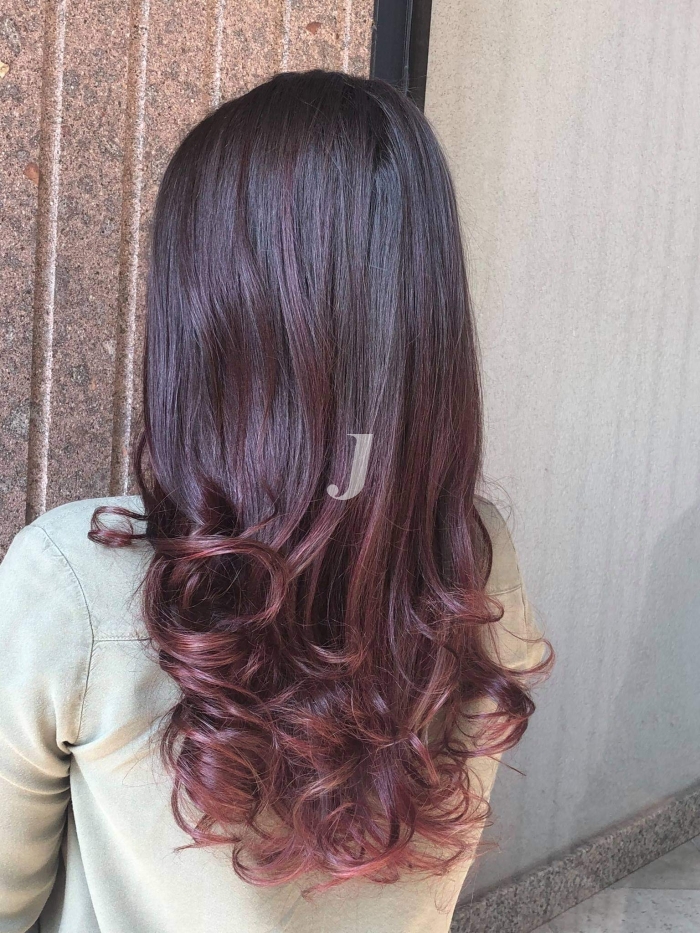 Foto di donna con capelli lunghi castano scuro mogano o violino