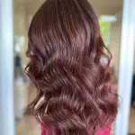 Foto di donna con capelli lunghi castano medio mogano o violino