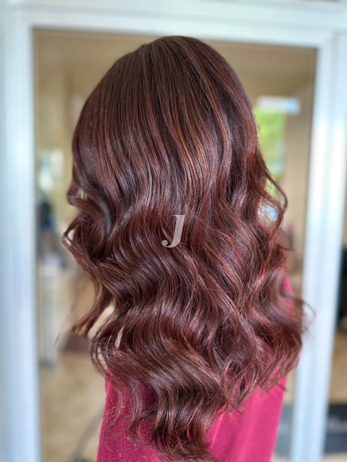 Foto di donna con capelli lunghi castano medio mogano o violino