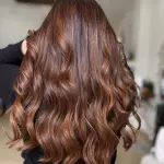 Foto di donna con capelli lunghi castano medio mogano o violino