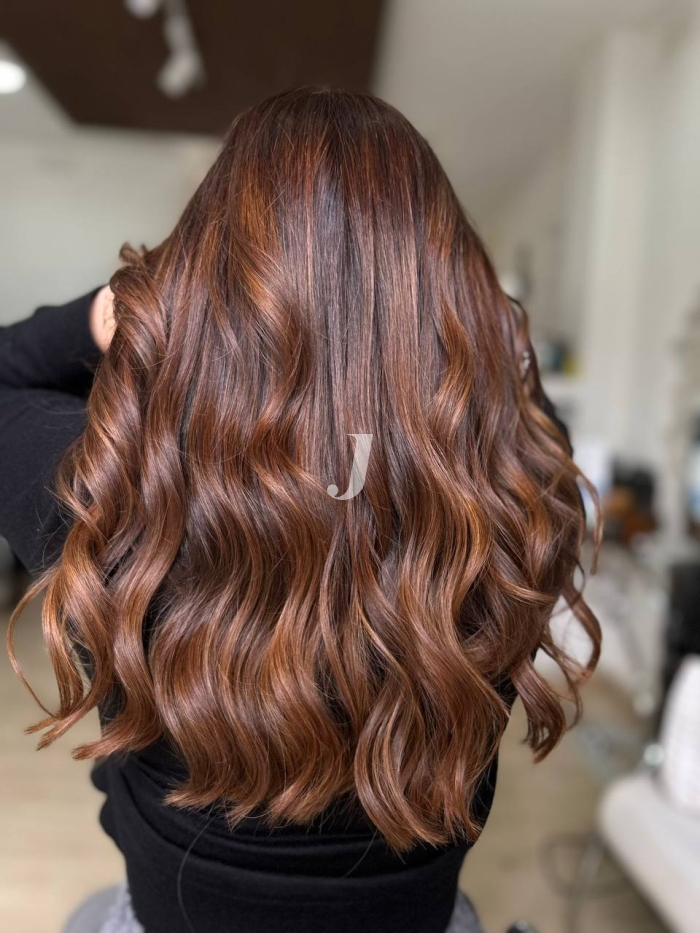 Foto di donna con capelli lunghi castano medio mogano o violino