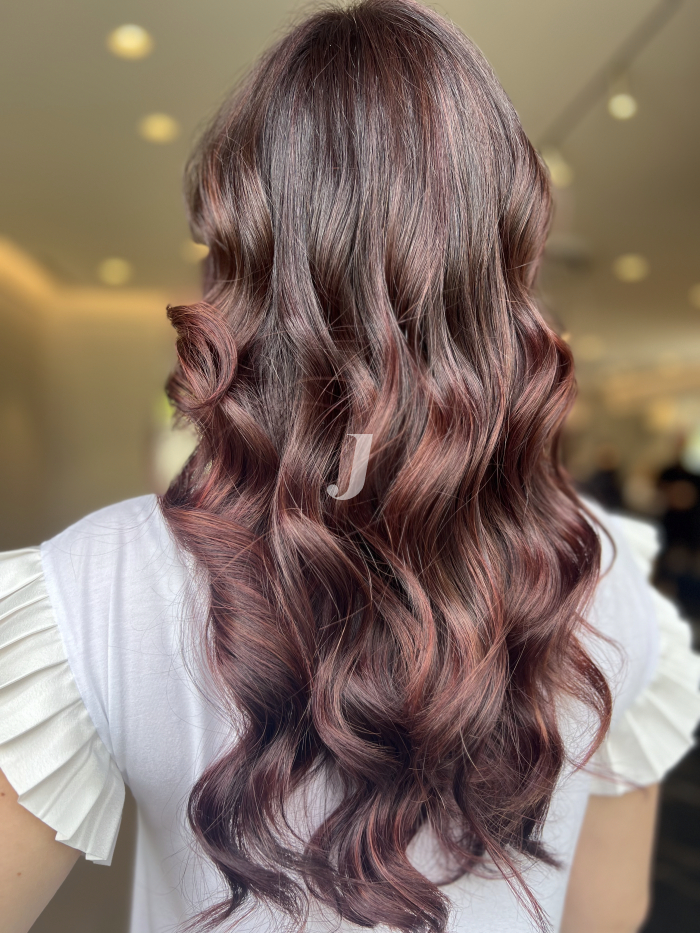 Foto di donna con capelli lunghi castano medio mogano o violino