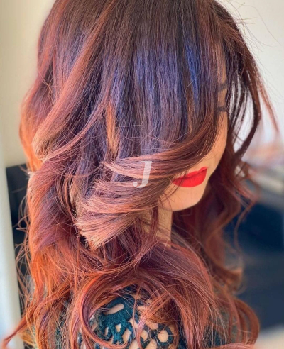 Foto di donna con capelli lunghi castano medio mogano o violino