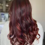 Foto di donna con capelli lunghi castano medio mogano o violino