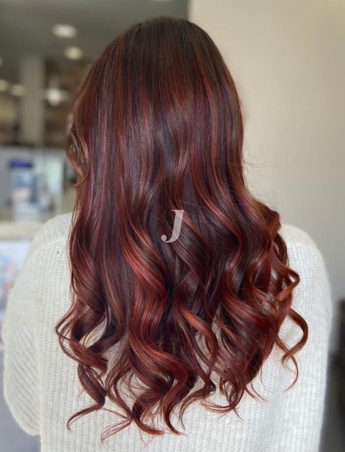 Foto di donna con capelli lunghi castano medio mogano o violino