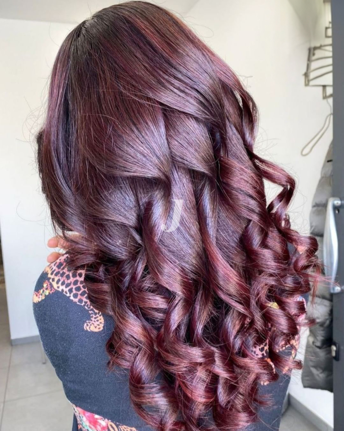 Foto di donna con capelli lunghi castano medio mogano o violino