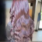 Foto di donna con capelli lunghi castano medio mogano o violino