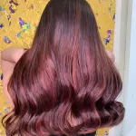 Foto di donna con capelli lunghi castano medio mogano o violino