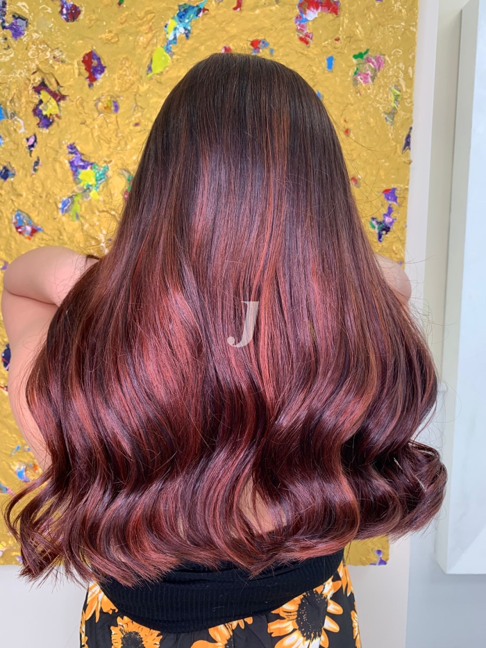 Foto di donna con capelli lunghi castano medio mogano o violino