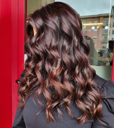 Foto di donna con capelli lunghi castano medio mogano o violino