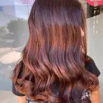 Foto di donna con capelli lunghi castano medio mogano o violino