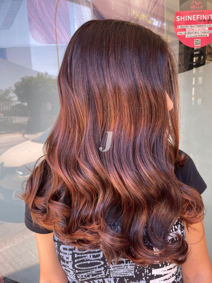Foto di donna con capelli lunghi castano medio mogano o violino