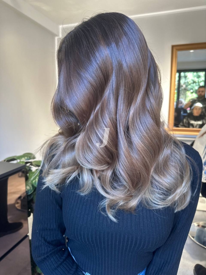 Foto di donna con capelli lunghi castano medio sabbia