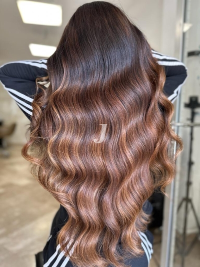 Foto di donna con capelli lunghi castano medio sabbia