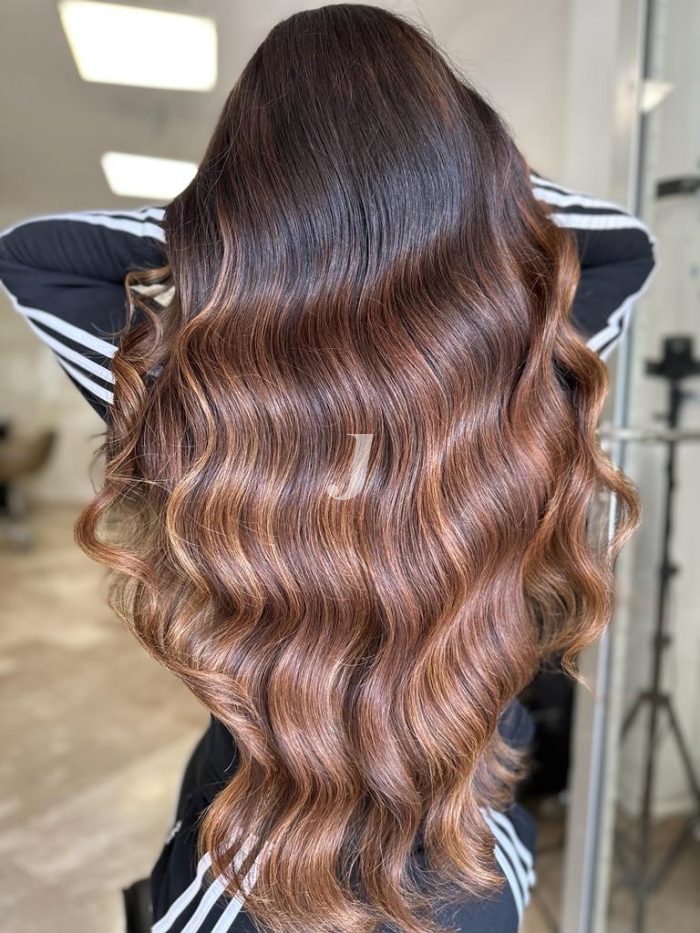 Foto di donna con capelli lunghi castano medio sabbia