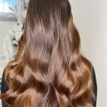 Foto di donna con capelli lunghi castano medio sabbia