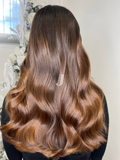 Foto di donna con capelli lunghi castano medio sabbia