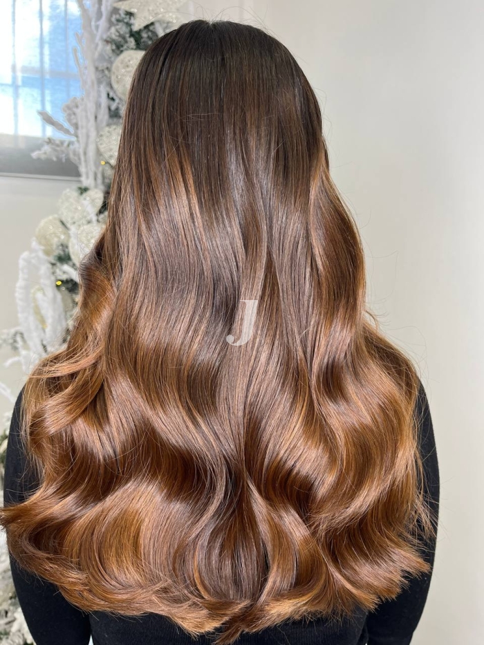 Foto di donna con capelli lunghi castano medio sabbia