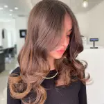 Foto di donna con capelli lunghi castano medio sabbia