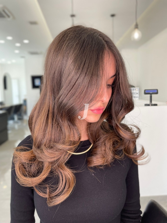 Foto di donna con capelli lunghi castano medio sabbia