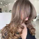 Foto di donna con capelli lunghi castano medio sabbia